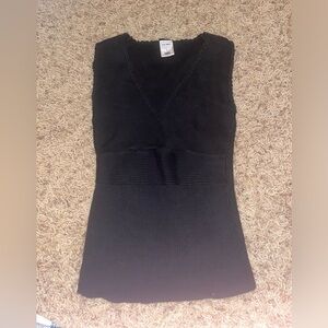 black ribbed V neck top